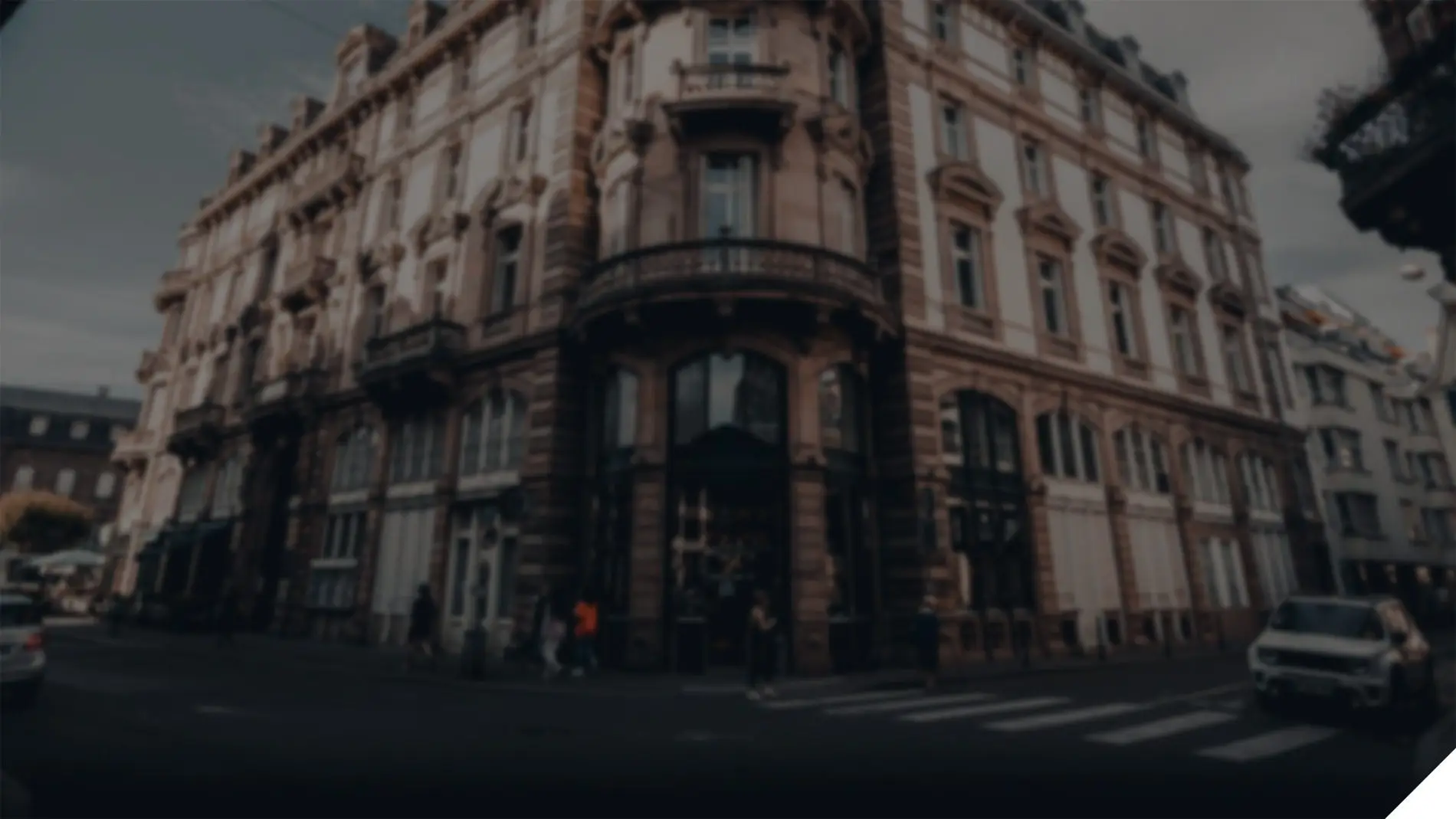 A vibrant cityscape with skyscrapers and bustling streets, symbolising the effectiveness of digital location solutions and location-based marketing in urban environments.